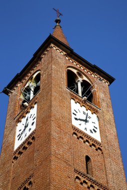 Busto duvar ve kilise kule çan güneşli gün 