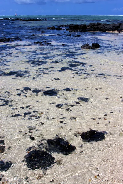 Espuma de barco un poco de piedra en la isla de mauritius bahía azul —  Fotos de Stock