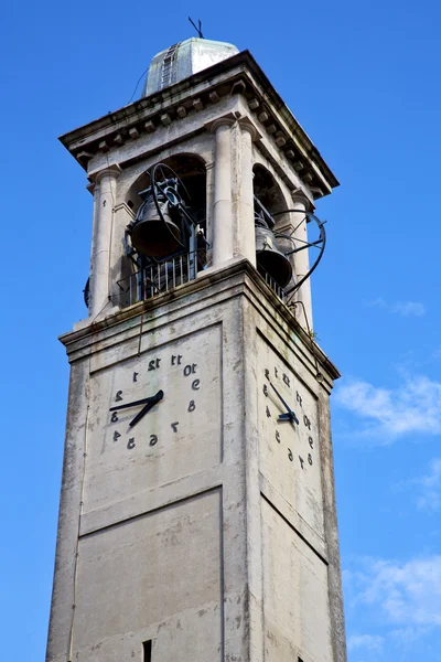 Cardano campo velho torre sino ensolarado — Fotografia de Stock