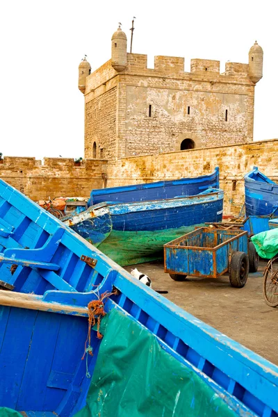 Barco y mar en África morocco viejo castillo marrón ladrillo cielo —  Fotos de Stock
