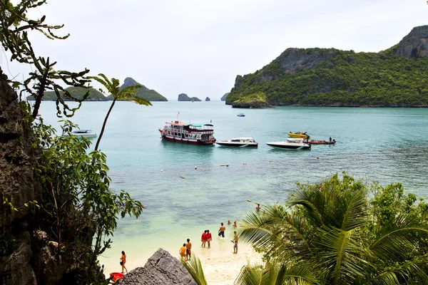 緑ラグーン海タイ コー パンガン b のボート海岸線 — ストック写真