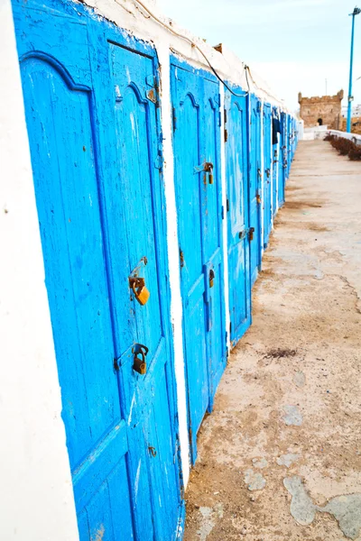Na áfrica morocco velho porto porta de madeira e o céu azul — Fotografia de Stock