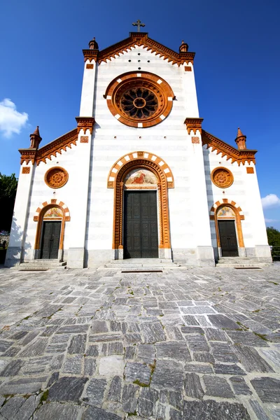 Церковь в mercallo старой закрытой кирпичной башни — стоковое фото