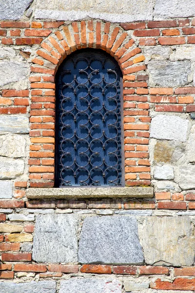Besnate cross zonnige muur van de kerk en mozaïek — Stockfoto