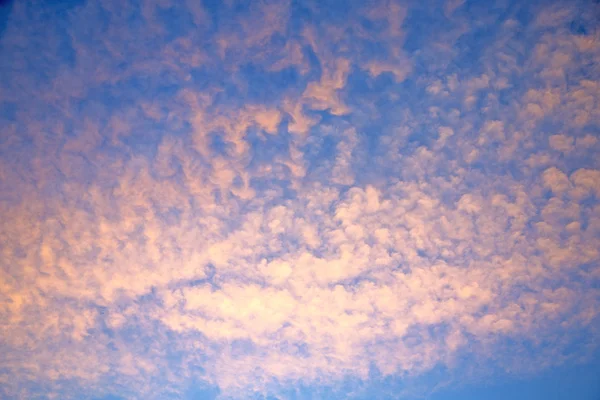Схід сонця в небі білі м'які хмари фон — стокове фото