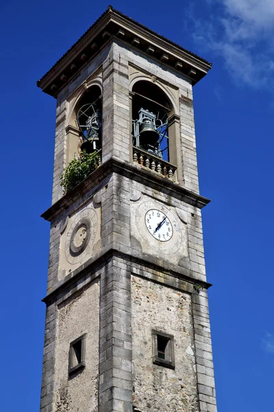 Sumirago gamla i Italien muren och kyrk klockan soligt — Stockfoto