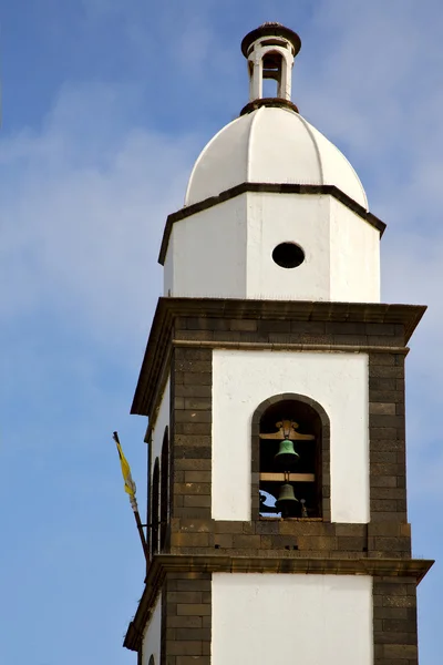 Teguise  arrecife lanzarote  spain   old wall   church bell towe — Stock Photo, Image