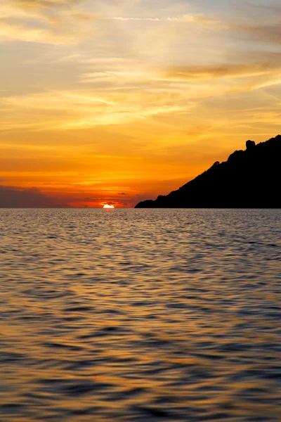 Gündoğumu tekne ve deniz kho tao bay kıyı şeridi Denizi — Stok fotoğraf