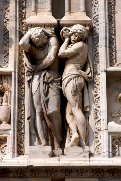 Italy two statue of a men in the front of  duomo — Stock Photo, Image