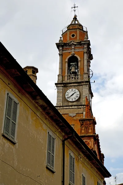 Dia ensolarado abstrato itália a torre da igreja sino — Fotografia de Stock