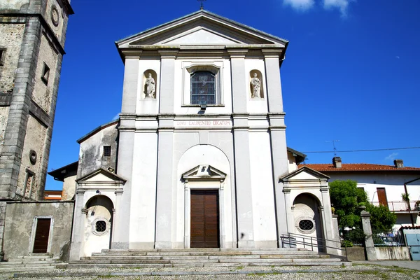 Sumirago vieux abstrait en italie mur et cloche de l'église ensoleillé — Photo