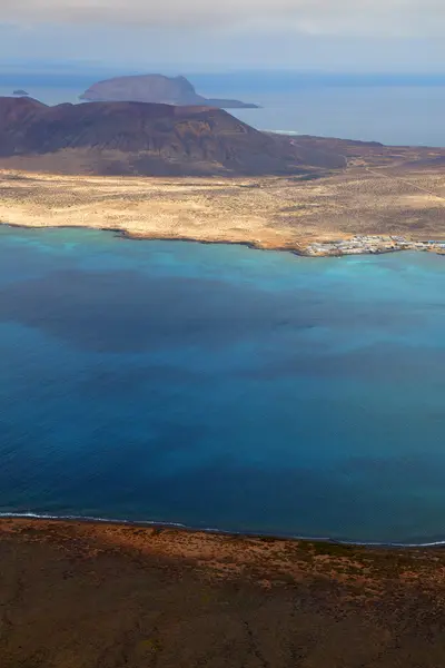 Hiszpania kamień harbor beach lanzarote — Zdjęcie stockowe