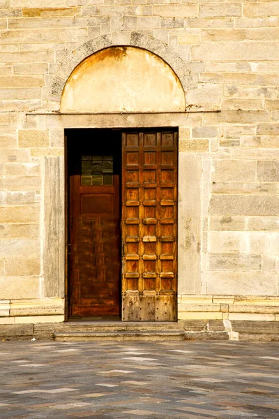 Italia lombardia la vecchia chiesa di brebbia scalinata — Foto Stock