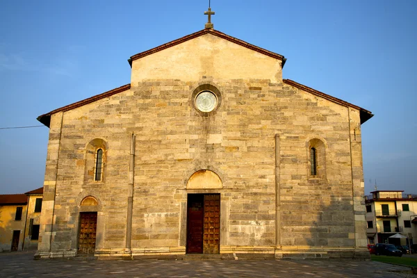 Italia lombardía la brebbia vieja iglesia cerrada ladrillo paso — Foto de Stock