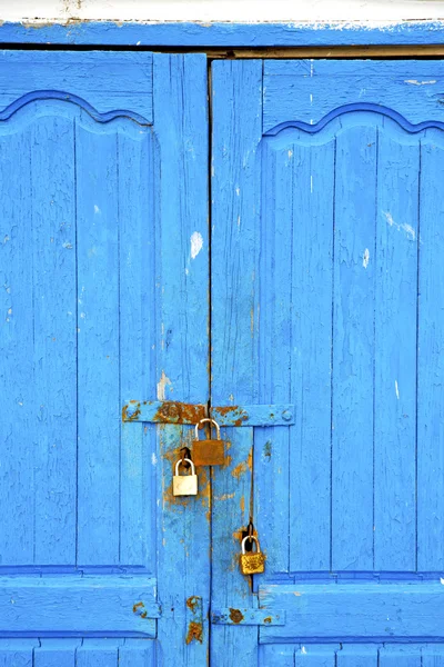 摩洛哥非洲和锈迹斑斑的挂锁 — 图库照片