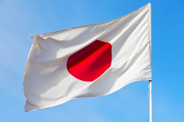 Mavi gökyüzü bcolour ve dalga bayrağı sallayarak japanb