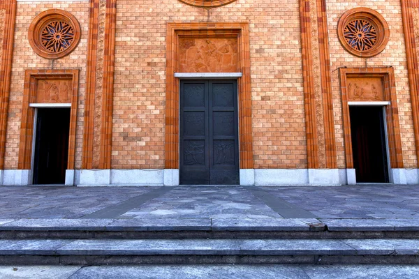 Italië-Lombardije de oude kerk van vergiate gesloten bakstenen — Stockfoto