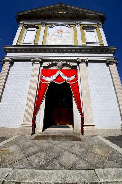 Italien Lombardiet besnate kyrkan steg väggen röd — Stockfoto