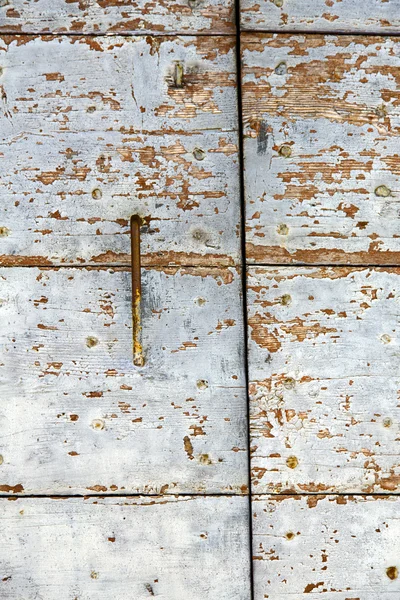 Croce arsago bussare in un curch porta chiusa italia — Foto Stock