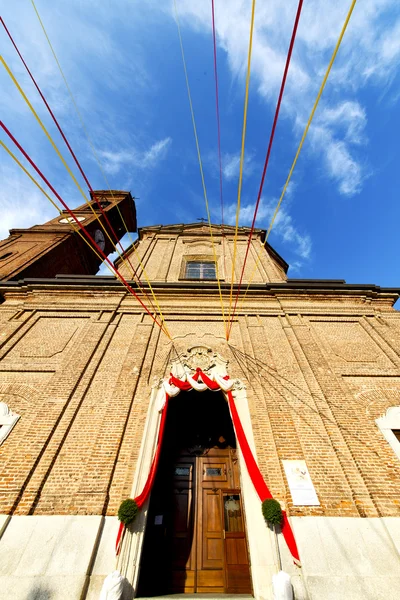 Iglesia el samarate viejo cerrado torre de ladrillo de la acera ital — Foto de Stock