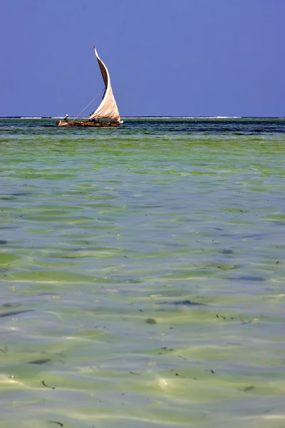游船皮拉格在蓝色泻湖放松桑给巴尔非洲 — 图库照片