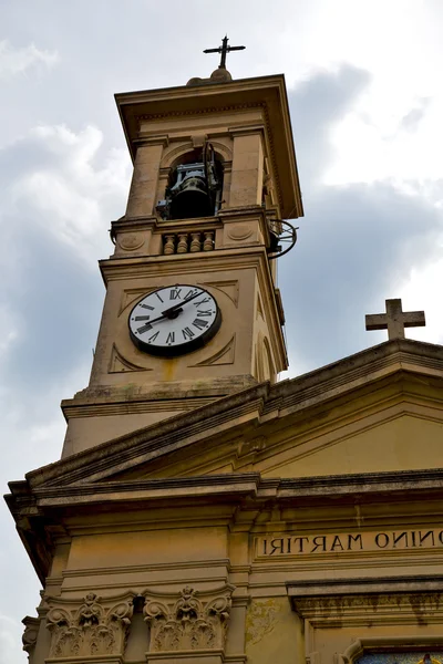 Caiello gallarate pared y torre de la iglesia campana día nublado —  Fotos de Stock