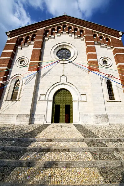 Kirche varano borghi alter geschlossener ziegelturm bürgersteig italien — Stockfoto
