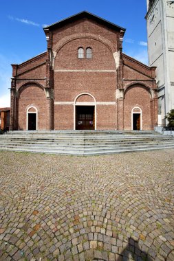 Cardano eski kilise tuğla kule kaldırım İtalya lo kapalı