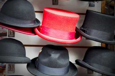 Londra eski kırmızı şapka ve siyah moda Salonu