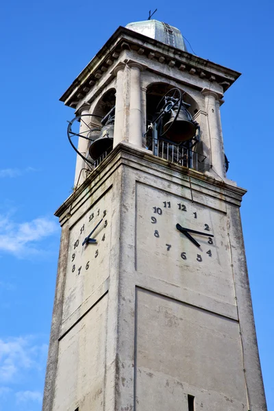 Cardano campo vecchio soleggiato — Foto Stock