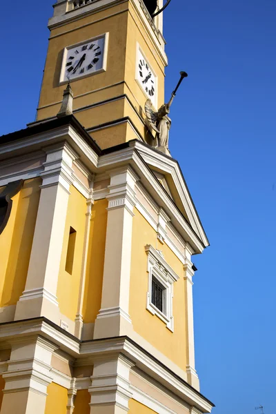 Cislago italia il muro e la chiesa campana giornata di sole — Foto Stock
