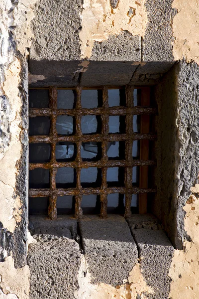 城堡窗口在一个破碎的阿雷西菲·兰萨罗特西班牙 — 图库照片