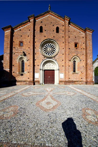 Iglesia castiglione olona la antigua torre de la terraza de la pared — Foto de Stock