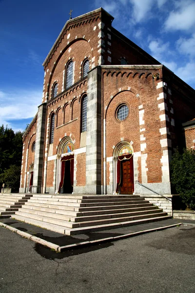 Igreja o legnano velho tijolo fechado torre calçada itália — Fotografia de Stock