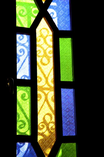Verre coloré et soleil dans la fenêtre et la lumière africaine marocaine — Photo