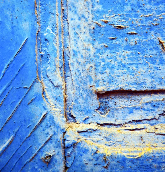 Vuile gestripte verf in de blauwe houten deur en roestige spijker — Stockfoto