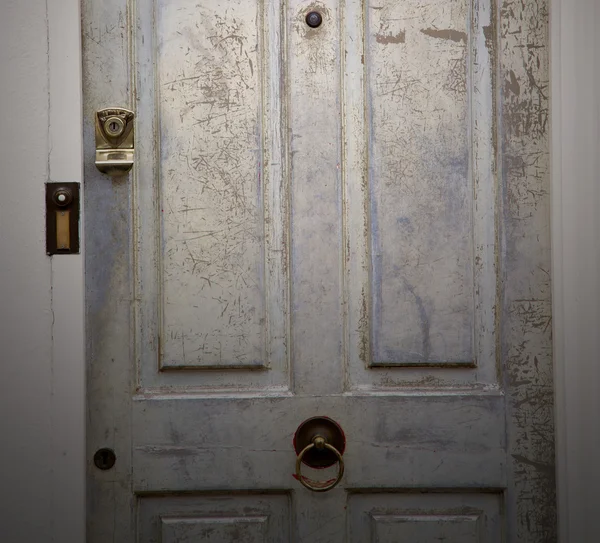 런던 골동품 갈색 문 녹슨 황동 손톱에 빛 처리 — 스톡 사진