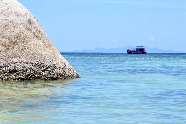 Ásia kho bay isle white pirogue em tailândia e mar — Fotografia de Stock