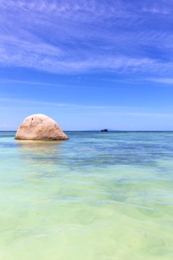 Asya kho kayalar pirogue ve deniz 