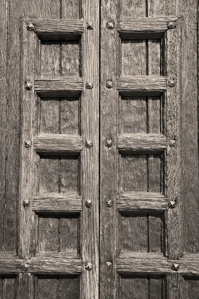 Porta in italia antico legno antico e tradizionale texture chiodo — Foto Stock