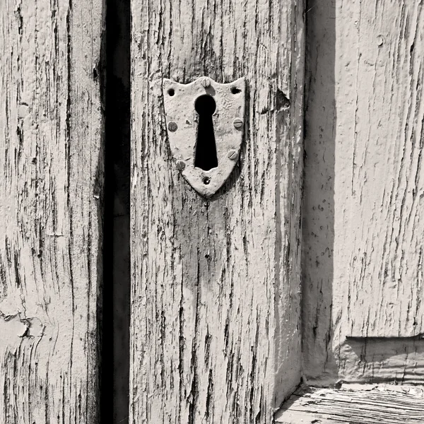 Puerta en italia madera antigua antigua y uñas de textura tradicional — Foto de Stock