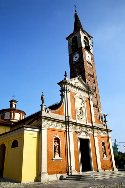 El mozzate viejo iglesia ladrillo acera italia lombardía — Foto de Stock