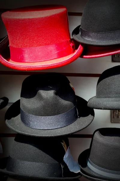 A Londra vecchio cappello rosso e nero il negozio di moda — Foto Stock