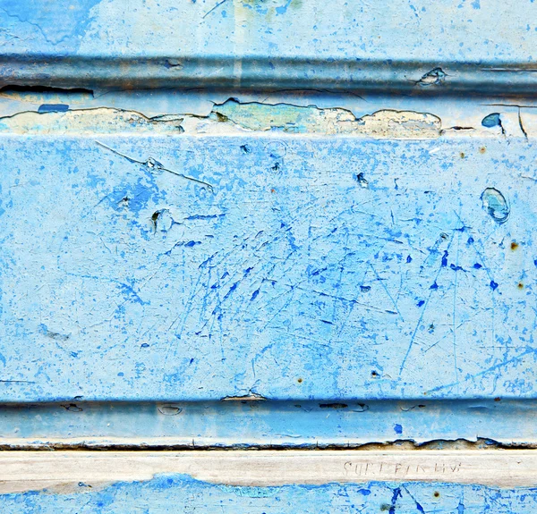 Pintura desnuda en la puerta de madera azul y clavo oxidado — Foto de Stock
