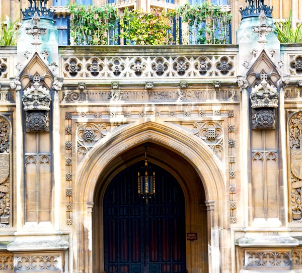Parlament v Londýně staré dveře kostela a mramorové starožitné nástěnné — Stock fotografie