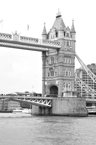 Torre de Londres en Inglaterra viejo puente y el cielo nublado —  Fotos de Stock