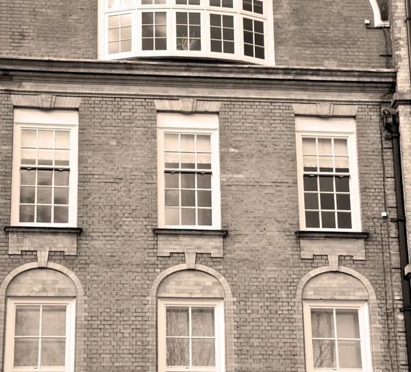 Ventana en europa london viejo muro de ladrillo rojo e histórico — Foto de Stock