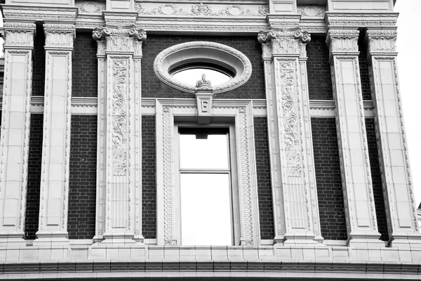 Old window in europe london  red brick wall and      historical — Stock Photo, Image