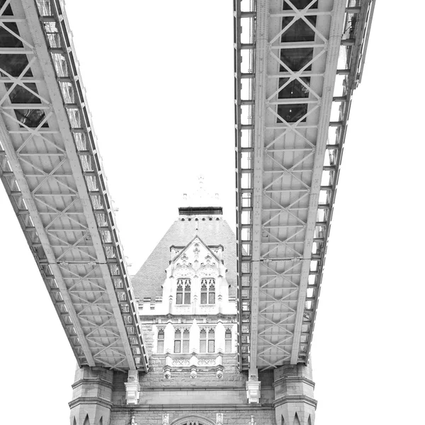 Torre de Londres em Inglaterra ponte velha e o céu nublado — Fotografia de Stock