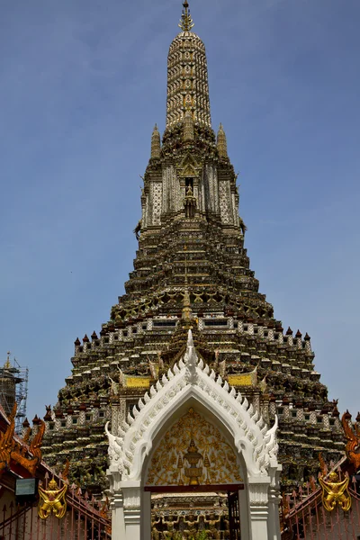 Ásia tailândia em bangkok ensolarado templo abstrato céu um — Fotografia de Stock